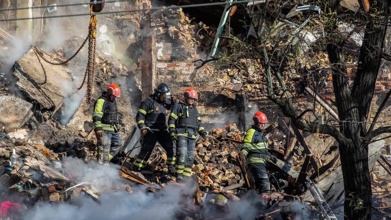 Rettungsarbeiten nach einem Drohnenangriff auf ein Wohngebäude in Kiew am Montag: Mindestens vier Menschen starben.