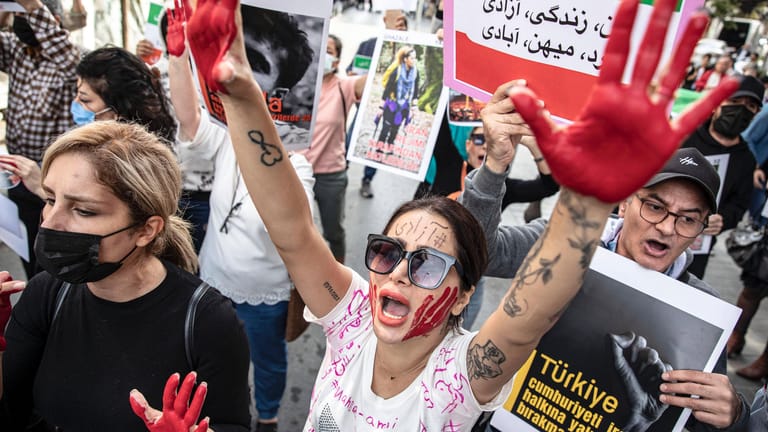 Protest gegen die iranische Führung in Istanbul: Weltweit demonstrieren Menschen für Freiheit und Frauenrechte im Iran.