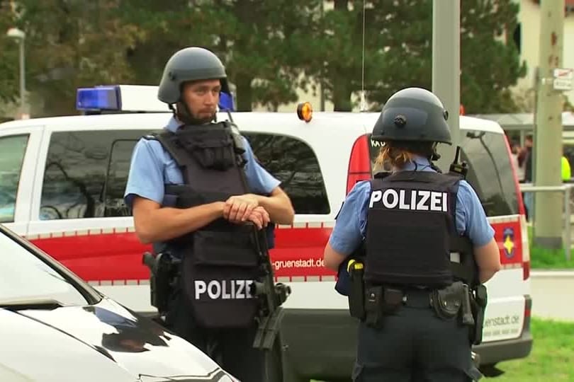 Aufnahmen zeigen den Polizeieinsatz am Tatort.