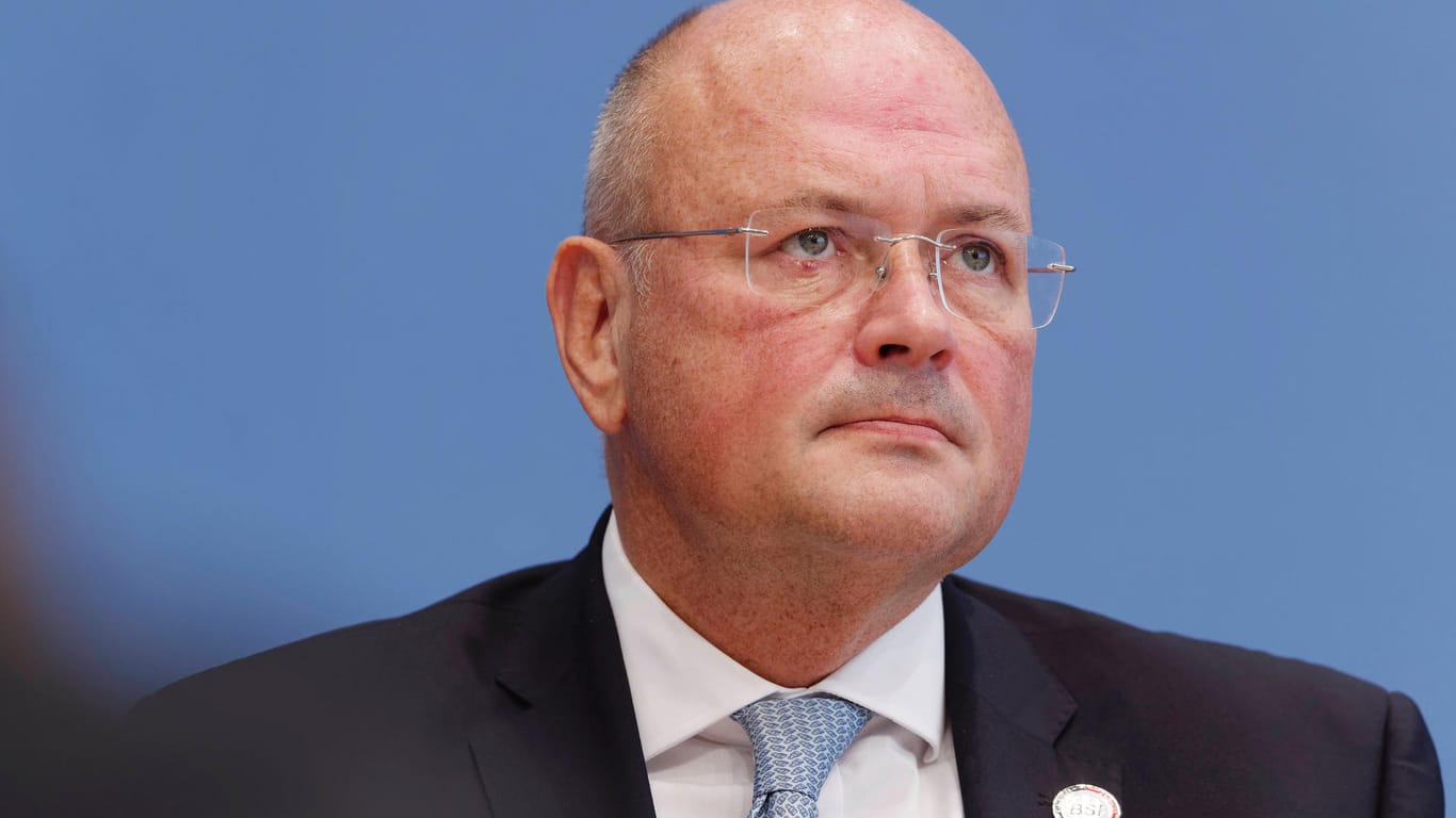 Arne Schönbohm: Der Chef der Cybersicherheitsbehörde BSI wurde vom Innenministerium freigestellt.