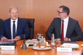 Scholz und sein Kanzleramtschef Schmidt bei einer Kabinettssitzung: "Teenager, die sich nicht sicher sind, wo ihr Platz ist."