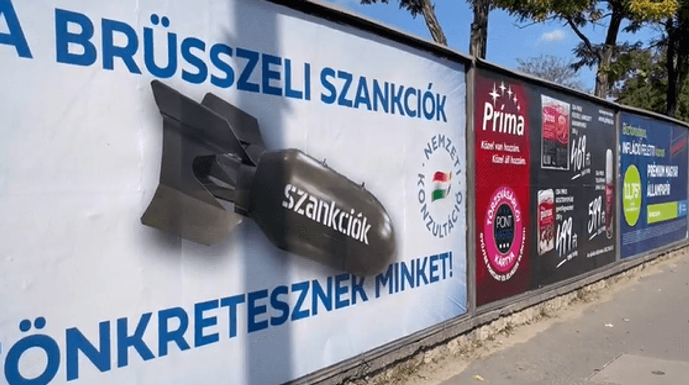 Budapest hat Plakate aufhängen lassen, auf denen die EU-Sanktionen mit Bomben gleichgesetzt werden.