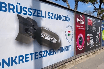 Budapest hat Plakate aufhängen lassen, auf denen die EU-Sanktionen mit Bomben gleichgesetzt werden.