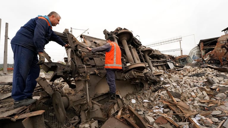 Aufräumarbeiten nach einem russischen Angriff auf ein Eisenbahndepot in Charkiw.