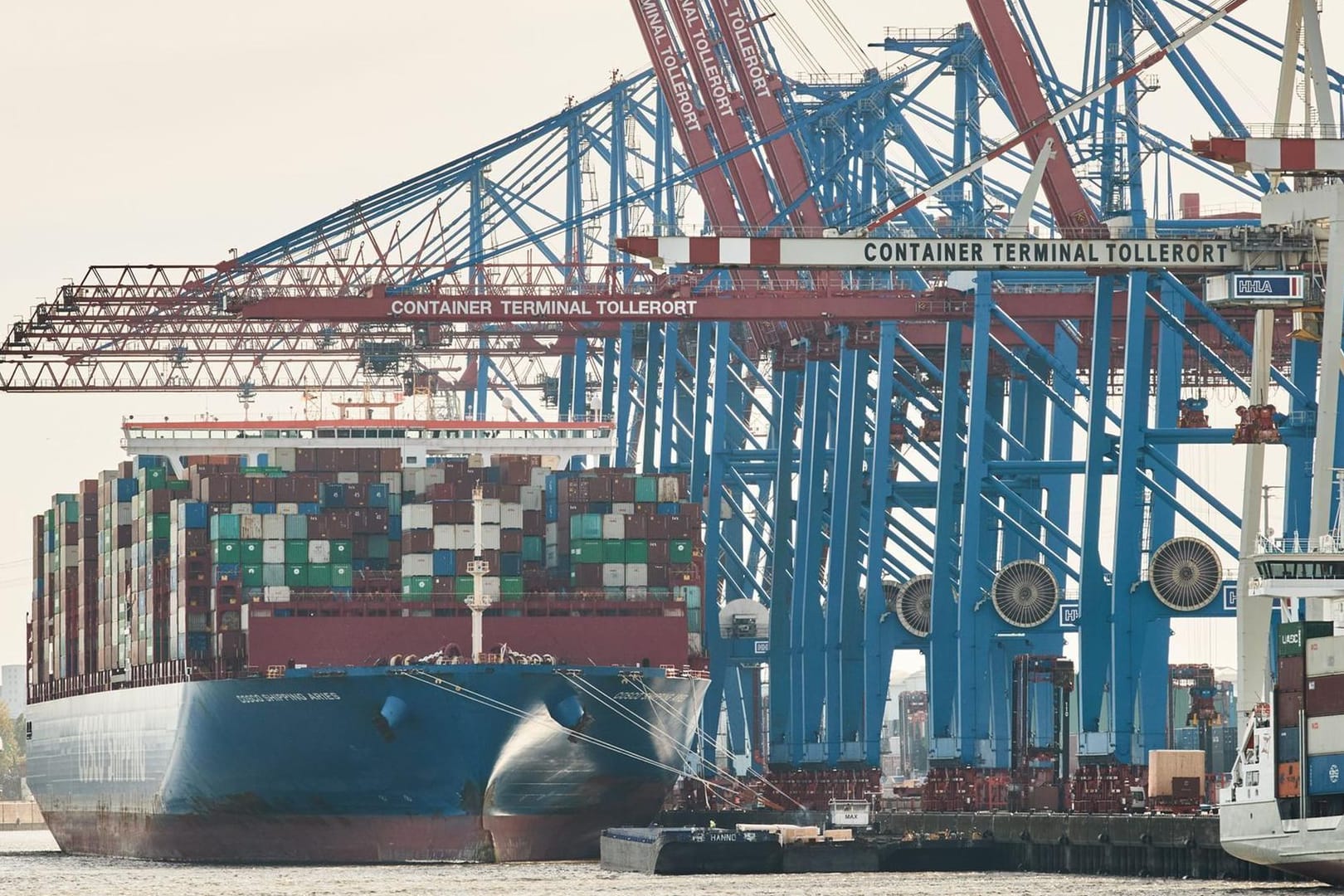 Der Hamburger Container-Terminal Tollerort zählt zu Deutschlands wichtigsten Handelsfenstern. Der Hamburger Container-Terminal Tollerort zählt zu Deutschlands wichtigsten Handelsfenstern.