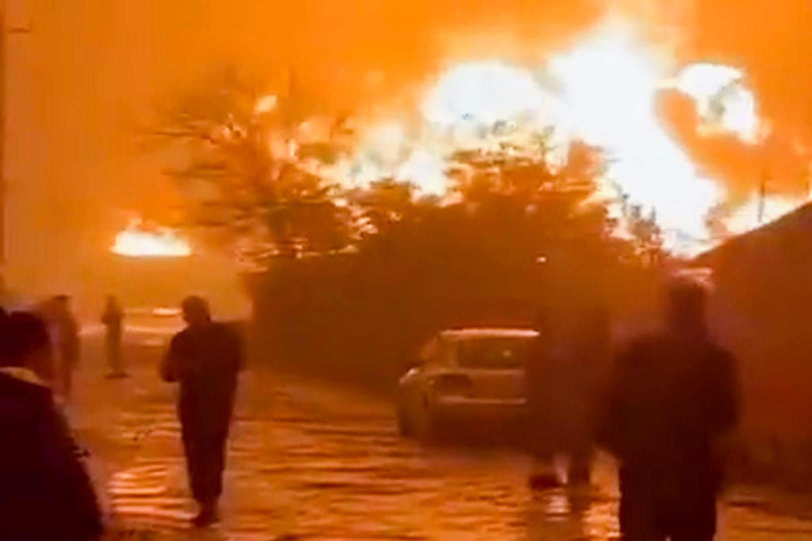 Flammen schlagen aus einem Treibstoffdepot in Donetsk.