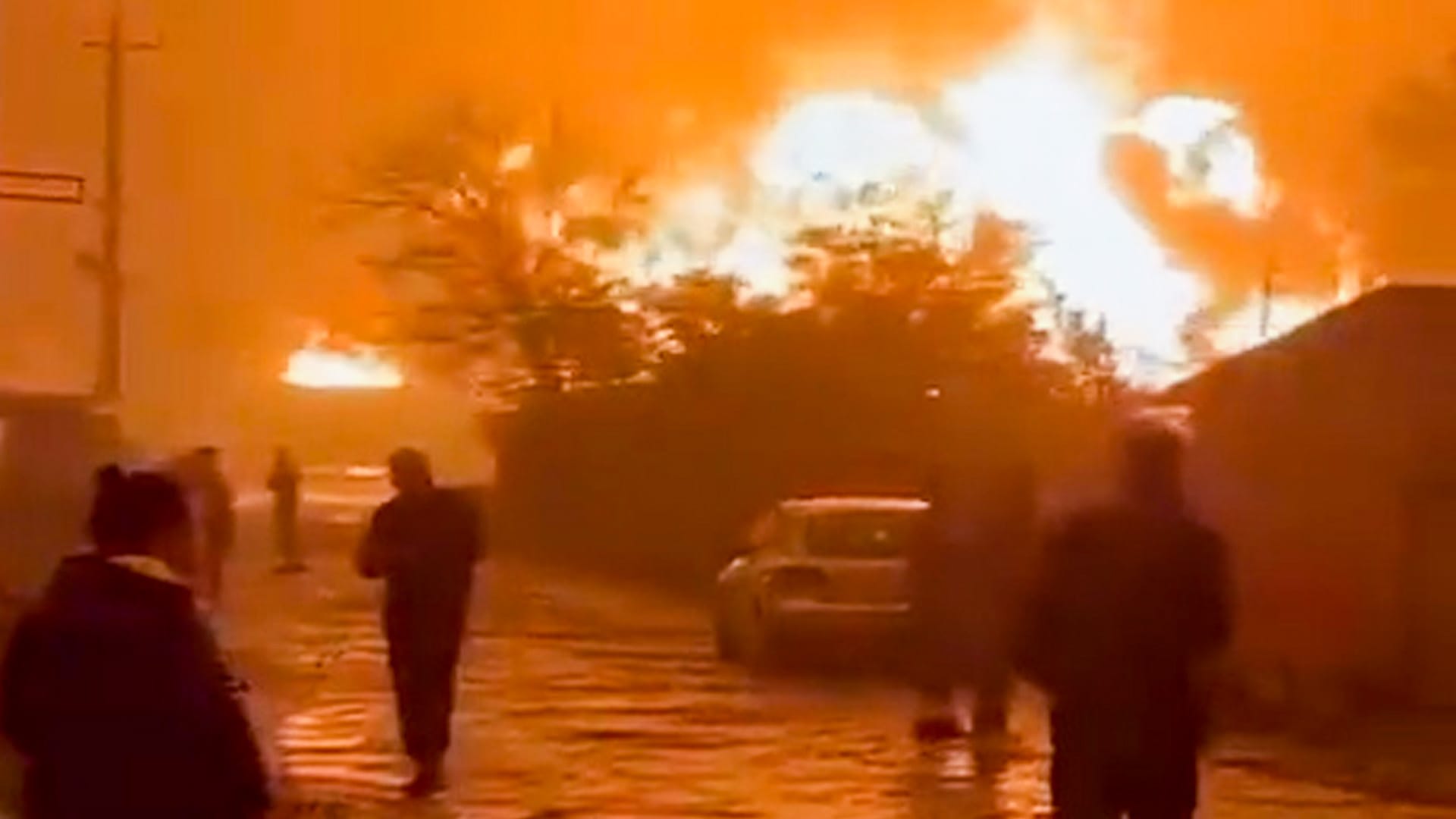 Flammen schlagen aus einem Treibstoffdepot in Donetsk.