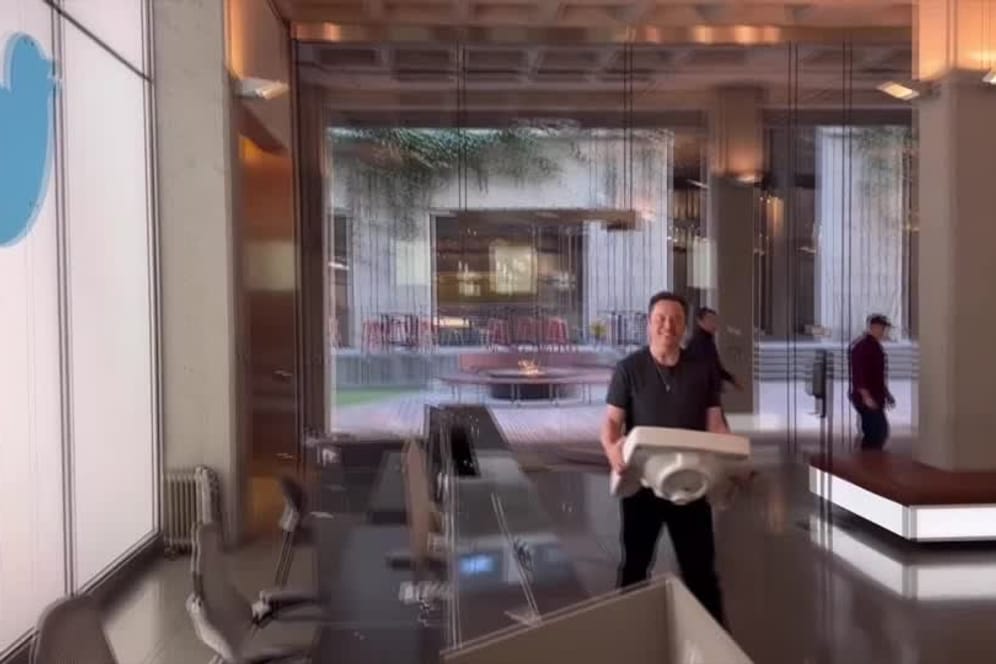 Musk überrascht im Hauptsitz des Twitter-Konzerns mit einem besonderen Geschenk.