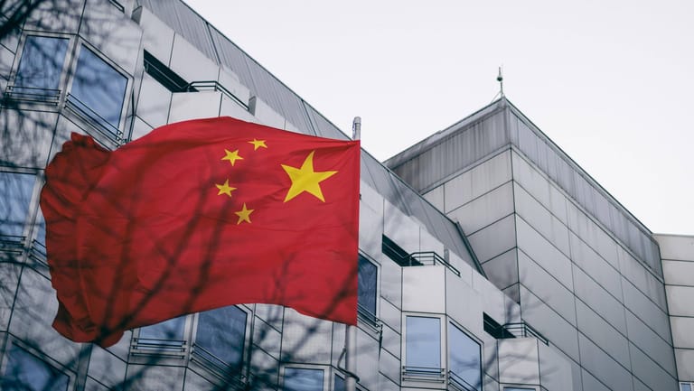 Die chinesische Botschaft in Berlin koordiniert die Aktivitäten des Regimes in Deutschland.