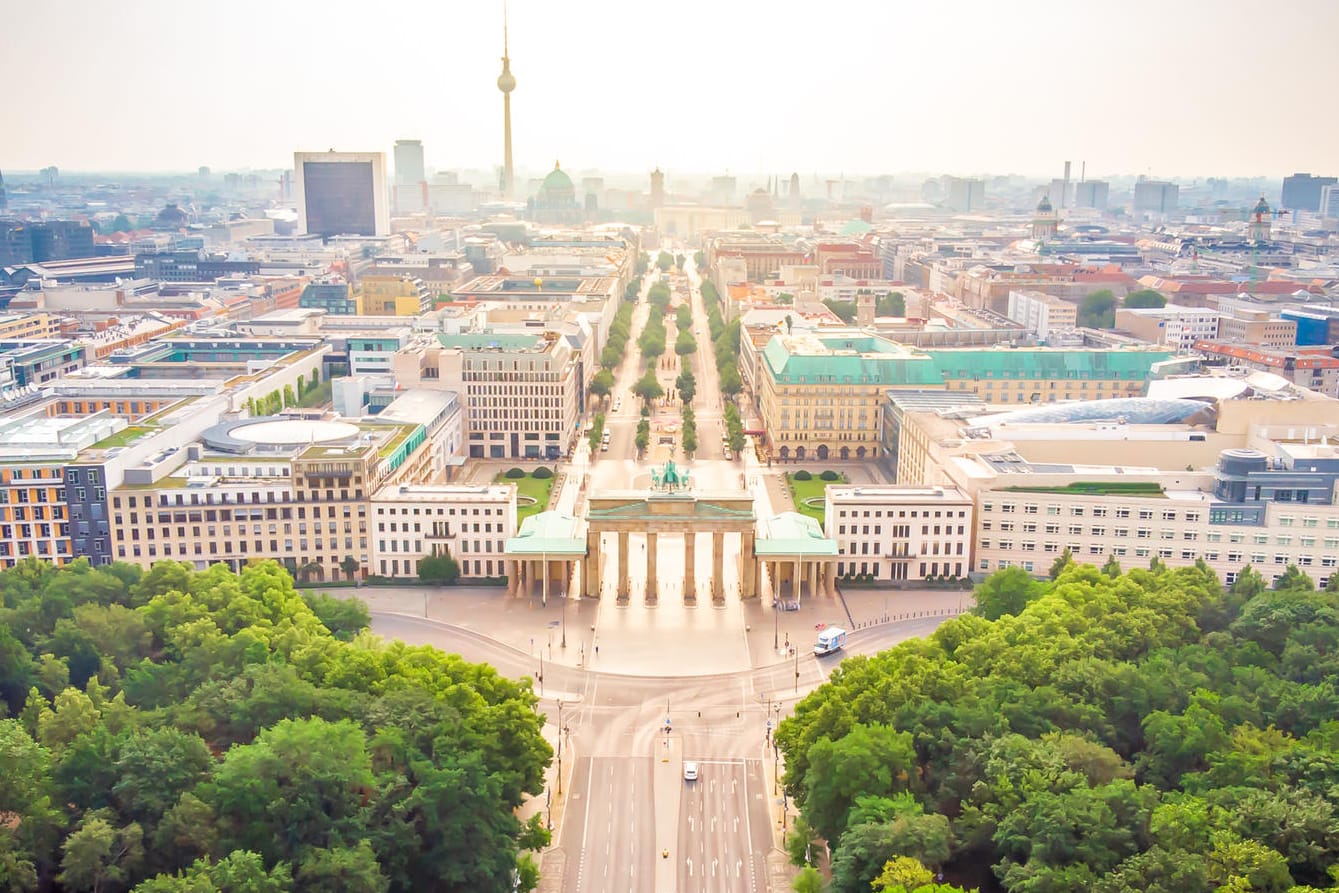 Das Brandenburger Tor aus der Luft (Symbolbild): China versucht immer stärker, Deutschland zu unterwandern.