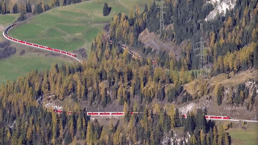 Zwei-Kilometer-Zug fährt durch die Alpen