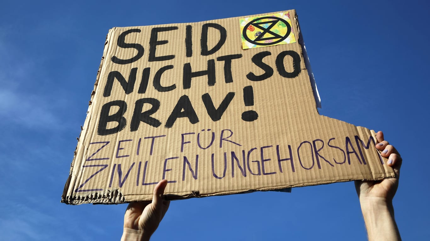 Ein Plakat beim Klimastreik in Berlin Ende September: Neben der "Letzten Generation" rufen auch Gruppen wie "Extinction Rebellion" zu zivilem Ungehorsam auf.