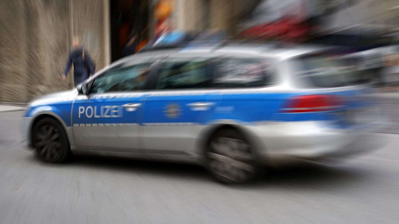 Ein Streifenwagen in Köln (Symbolbild): Die Beamten suchen zwei verdächtige Männer.