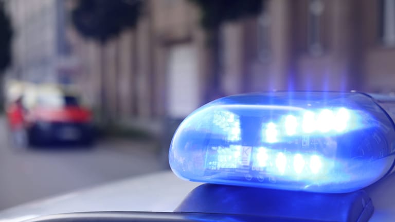 Blaulicht an einem Streifenwagen (Archivbild): Die Polizei bittet um Hinweise zu einer toten Person.