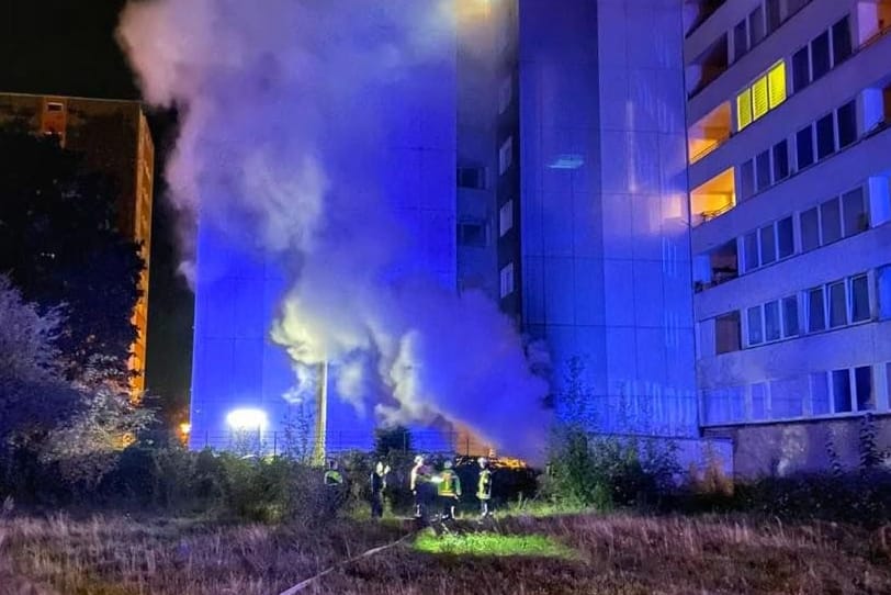 Einsatzkräfte der Feuerwehr vor dem brennenden Haus: Der Fluchtweg für die Bewohner war versperrt.