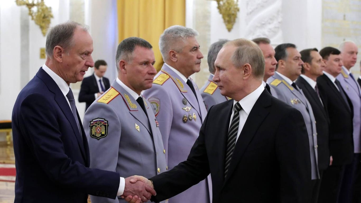 Wladimir Putin gibt Nikolai Patruschew die Hand (Archivbild): Der Sicherheitsberater ist ein Hardliner.
