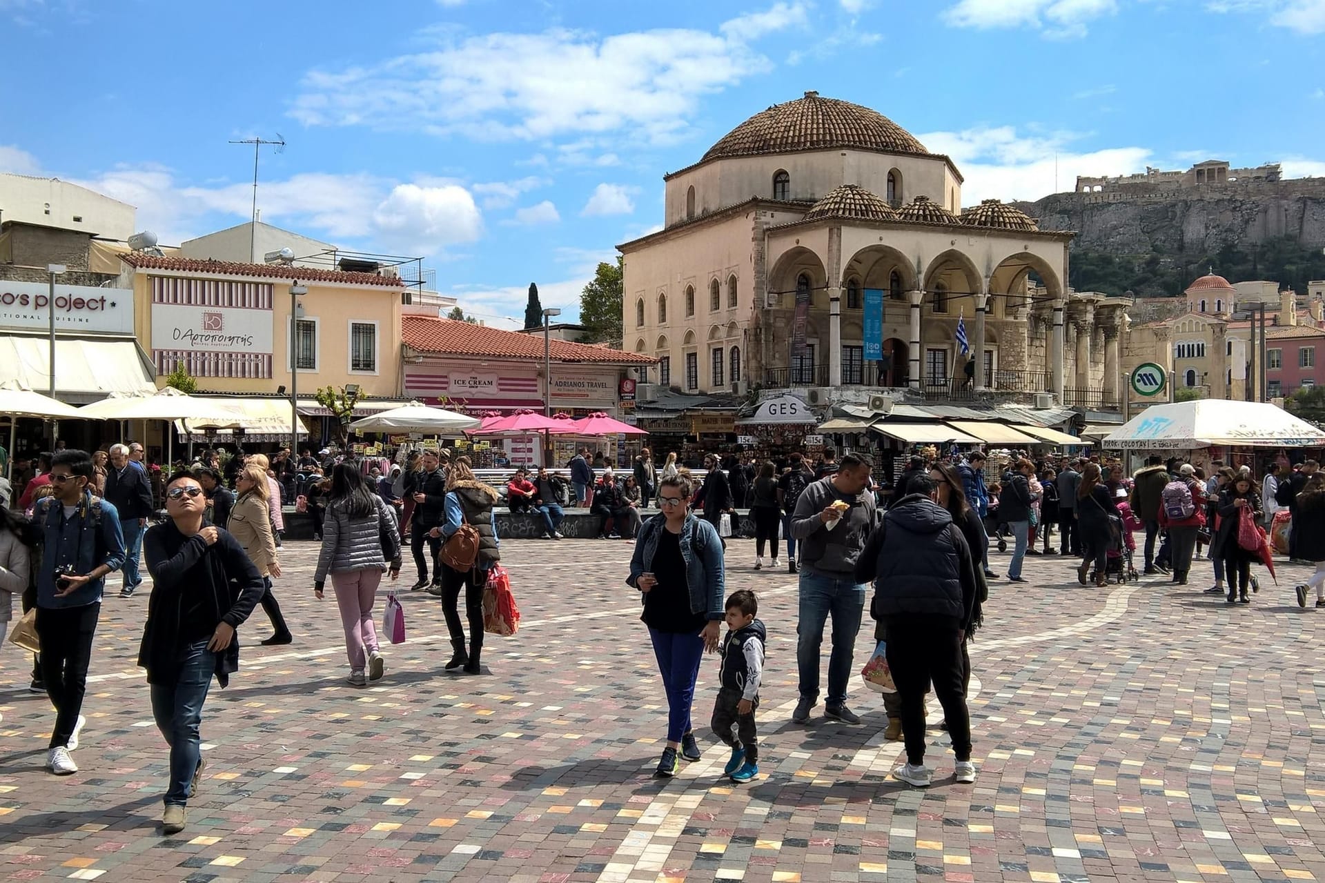 Überraschend günstig: Wer im Herbst noch einmal die Akropolis besuchen oder über den Monastiraki-Platz schlendern möchte, muss nicht ganz so tief in die Tasche greifen.