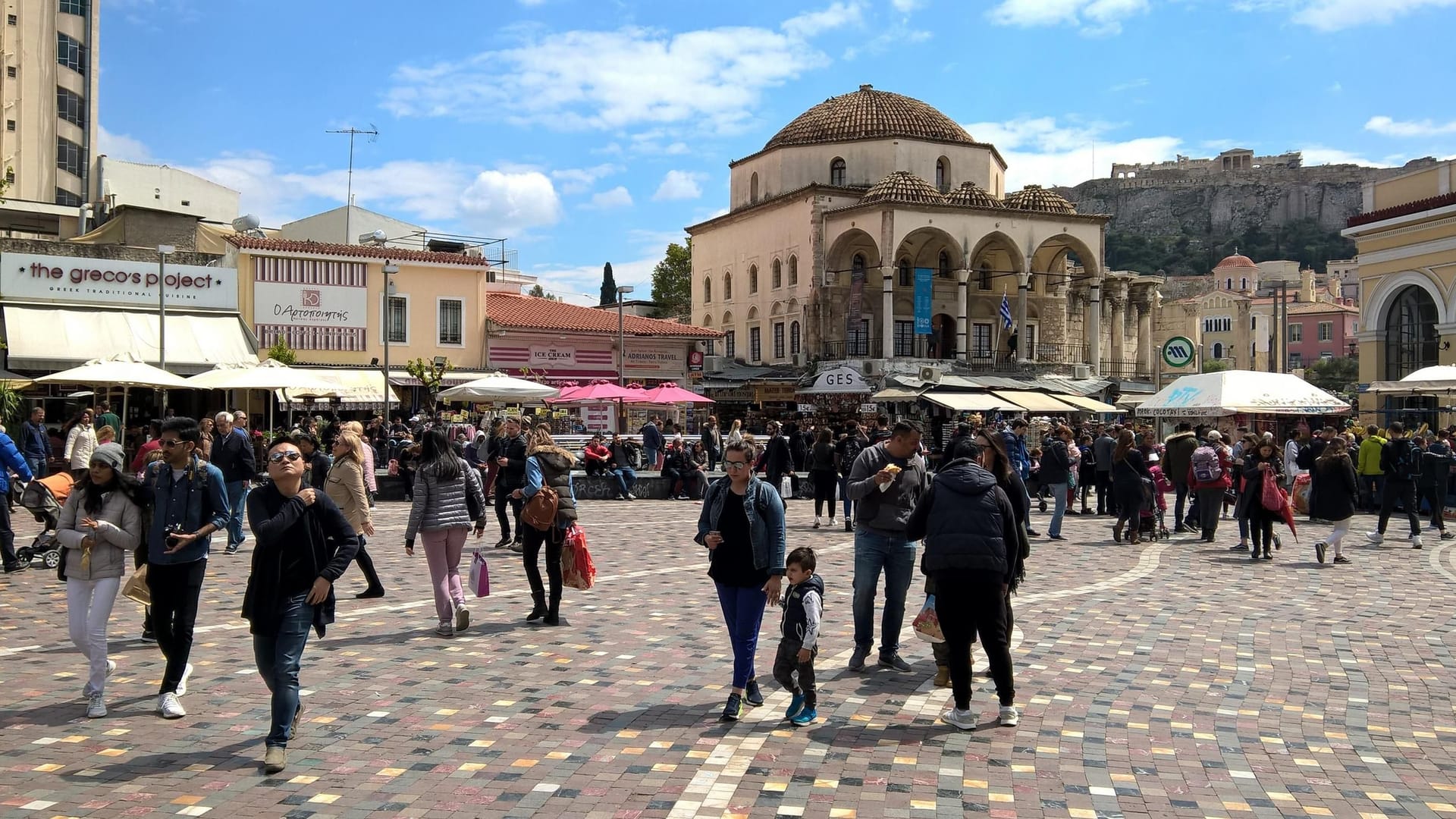 Überraschend günstig: Wer im Herbst noch einmal die Akropolis besuchen oder über den Monastiraki-Platz schlendern möchte, muss nicht ganz so tief in die Tasche greifen.