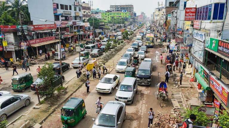 Dhaka: Eine viel befahrene Straße in der bengalischen Hauptstadt.