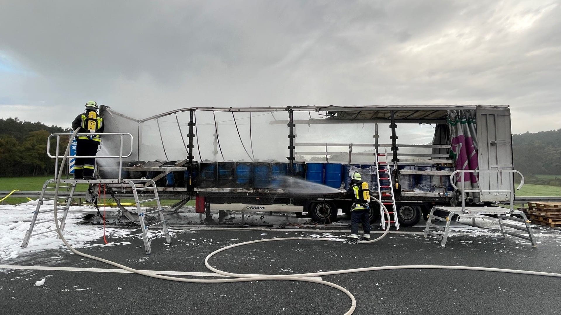 Auf der A6 ist ein Lkw in Brand geraten, der Batterien geladen hat.