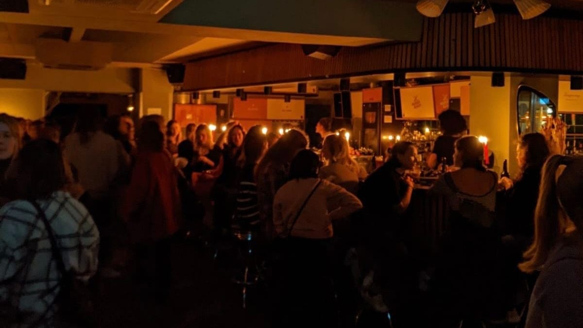 "Kollektives Abschalten" in Köln: Das Licht kommt von Kerzen, die Musik vom Piano. "Kollektives Abschalten" in Köln: Das Licht kommt von Kerzen, die Musik vom Piano.