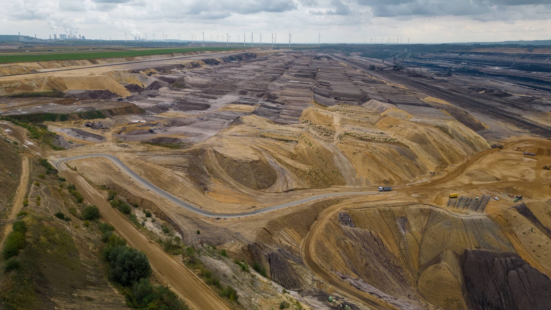 Ein Blick in den Tagebau Garzweiler: An der Abbruchkante treffen Felder auf eine Mondlandschaft.