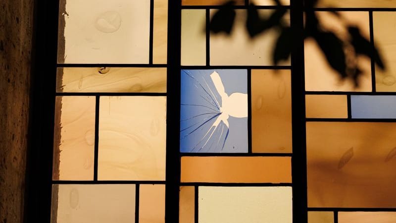 Das beschädigtes Bleiglasfenster: Zunächst war ein Anschlag befürchtet worden.