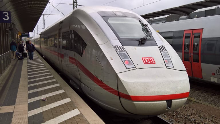 ICE der Deutschen Bahn (Archivbild): Im Zug kam es nach einem Streit um das Tragen einer Maske zu einem Polizeieinsatz.