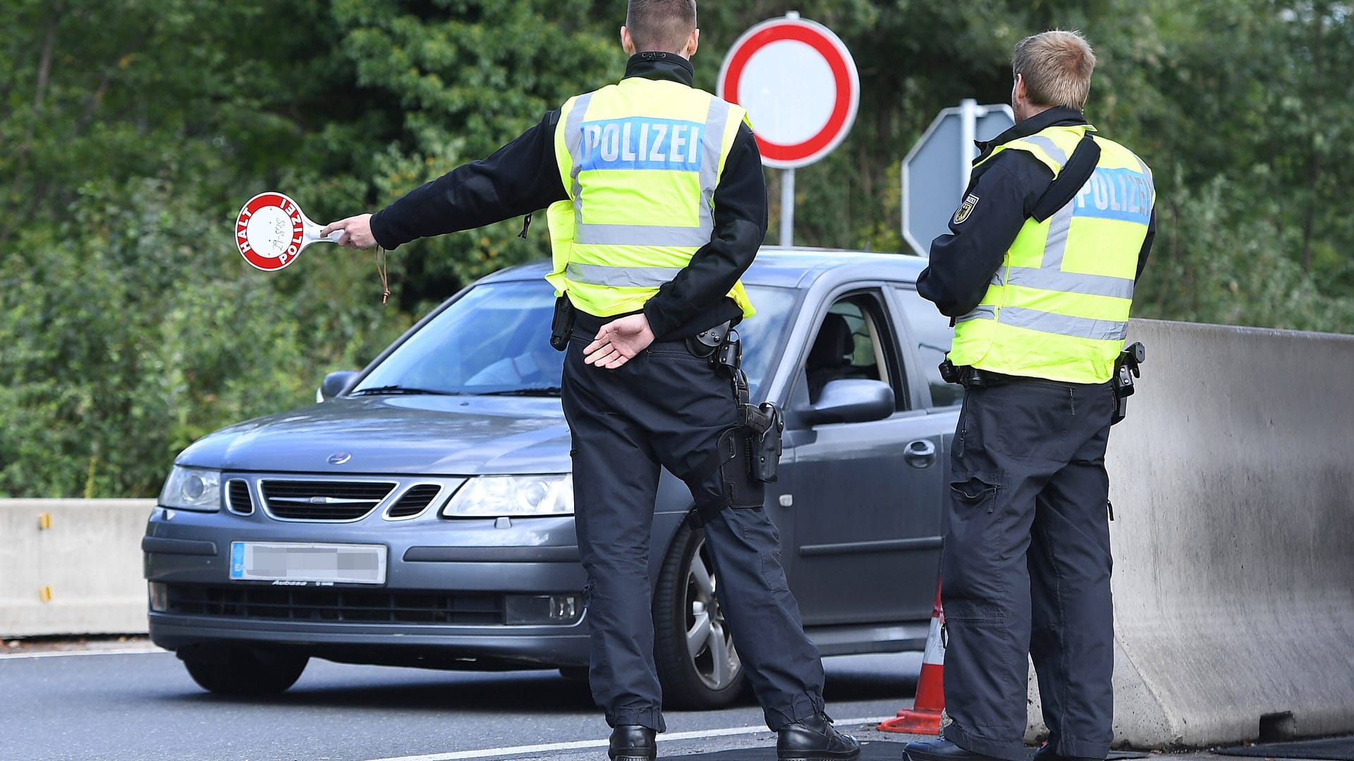 Polizisten bei der Grenzkontrolle. Nach einem Zeitungsbericht soll die Zahl unerlaubter Einreisen gestiegen sein.