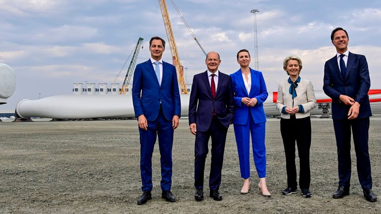 Bundeskanzler Olaf Scholz mit seinen belgischen, dänischen und niederländischen Amtskollegen sowie EU-Kommissionspräsidentin Ursula von der Leyen vor einem Rotorblatt: Sie wollen die Nordsee zum größten Kraftwerk der Welt machen.