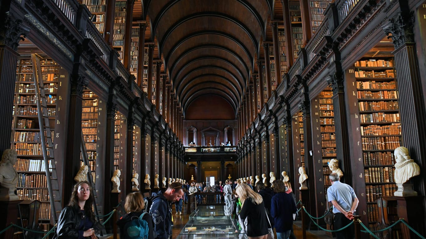Kultur inklusive: Die historische Bibliothek des Trinity College in Dublin kann wie viele weitere Museen kostenlos besichtigt werden.