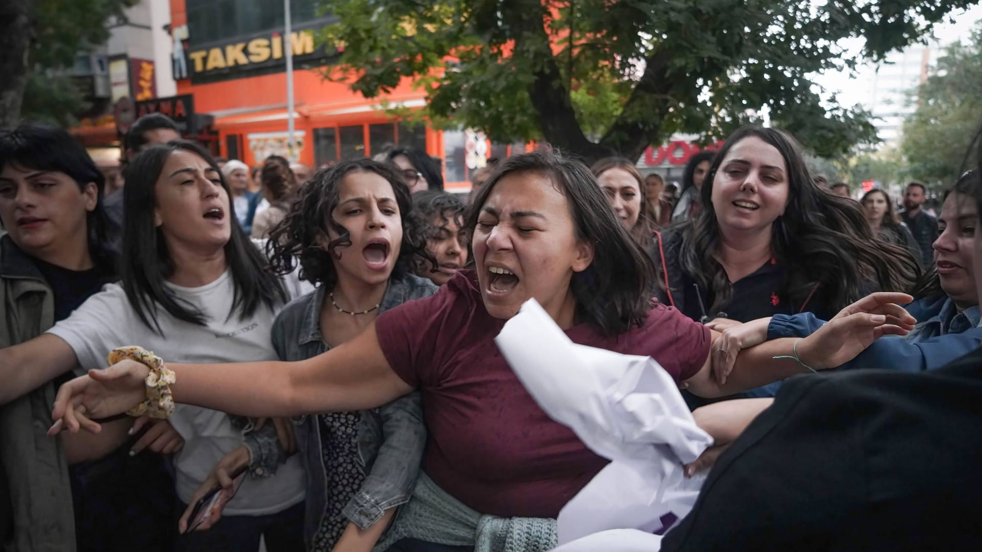 Demonstrantinnen im türkischen Ankara: Auch international wachsen die Proteste gegen das iranische Regime.