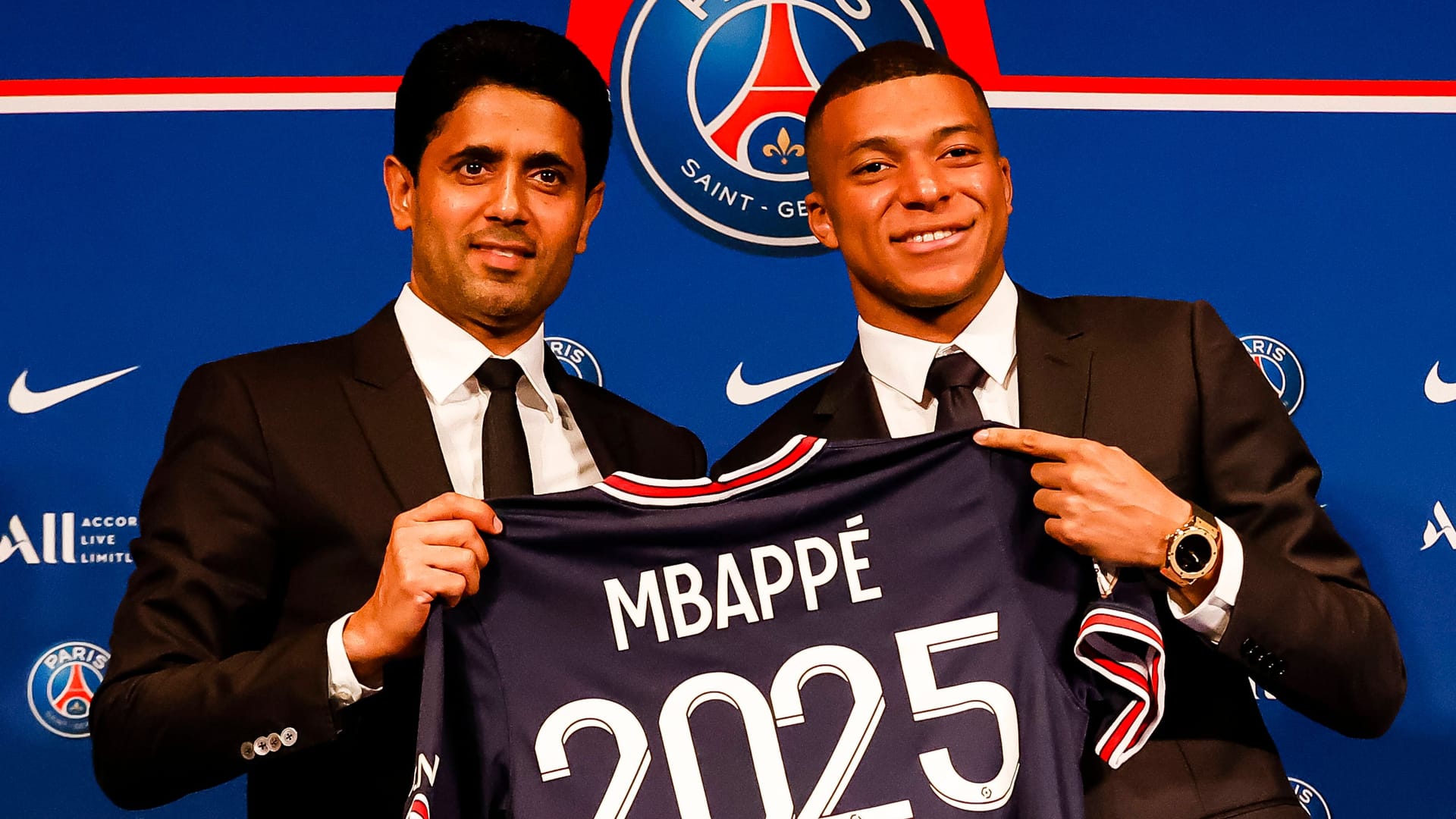 Nasser Al-Khelaifi und Stürmer Kylian Mbappé (r.): Der katarische Präsident von Paris St. Germain ist seit November 2011 im Amt.