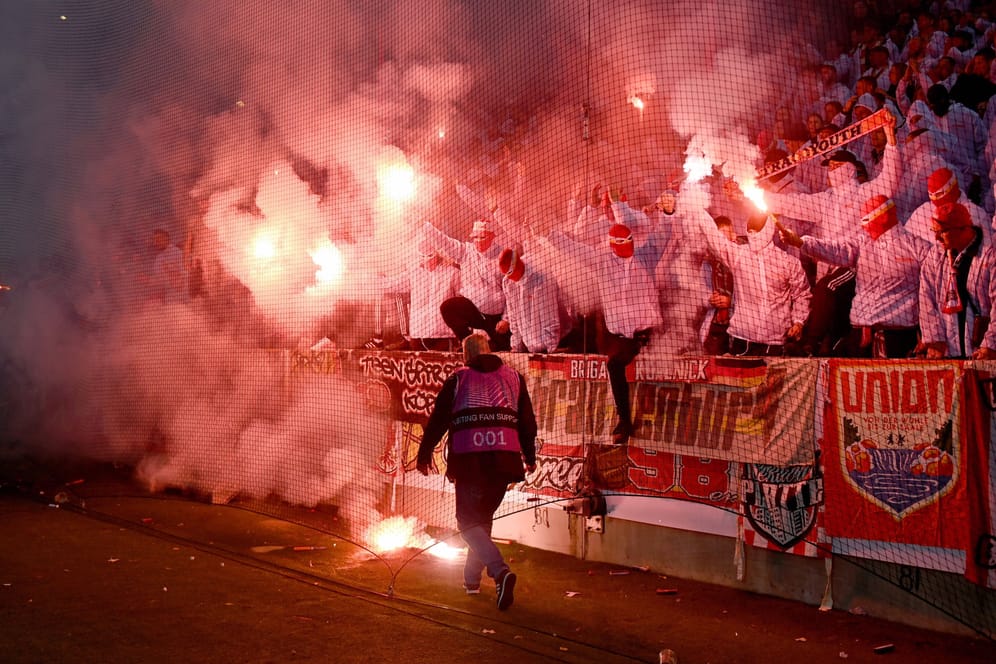 Fans des 1. FC Union Berlin zünden Pyrotechnik und werfen bengalische Feuer in Richtung Rasen: Beim Spiel gegen Malmö kam es zu Ausschreitungen.