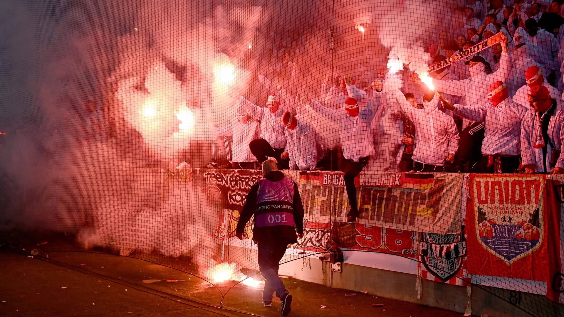 Fans des 1. FC Union Berlin zünden Pyrotechnik und werfen bengalische Feuer in Richtung Rasen: Beim Spiel gegen Malmö kam es zu Ausschreitungen.