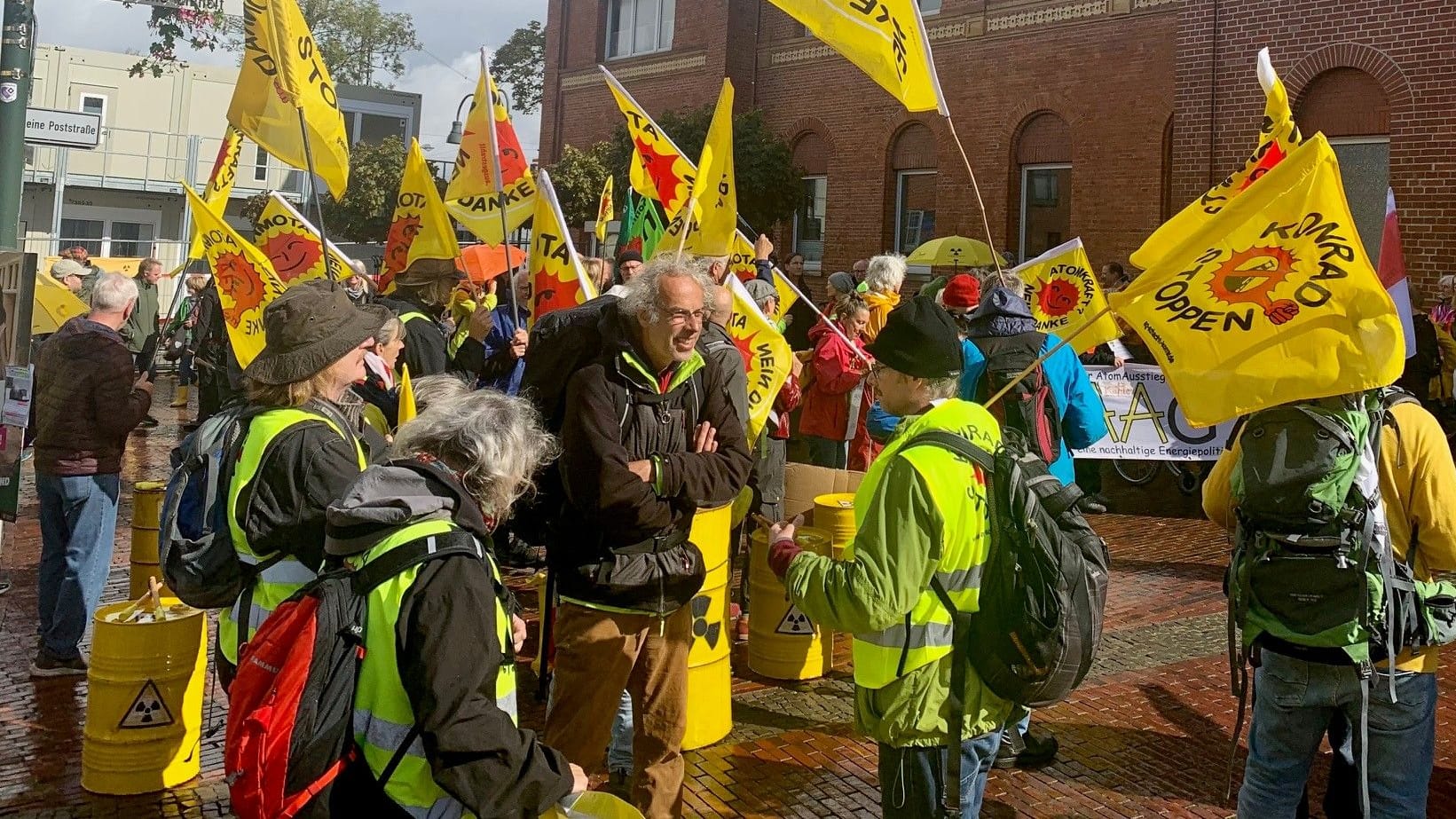 Demonstranten vor dem Bahnhof in Lingen: "Wir müssen eine Kultur des Aufhörens entwickeln."