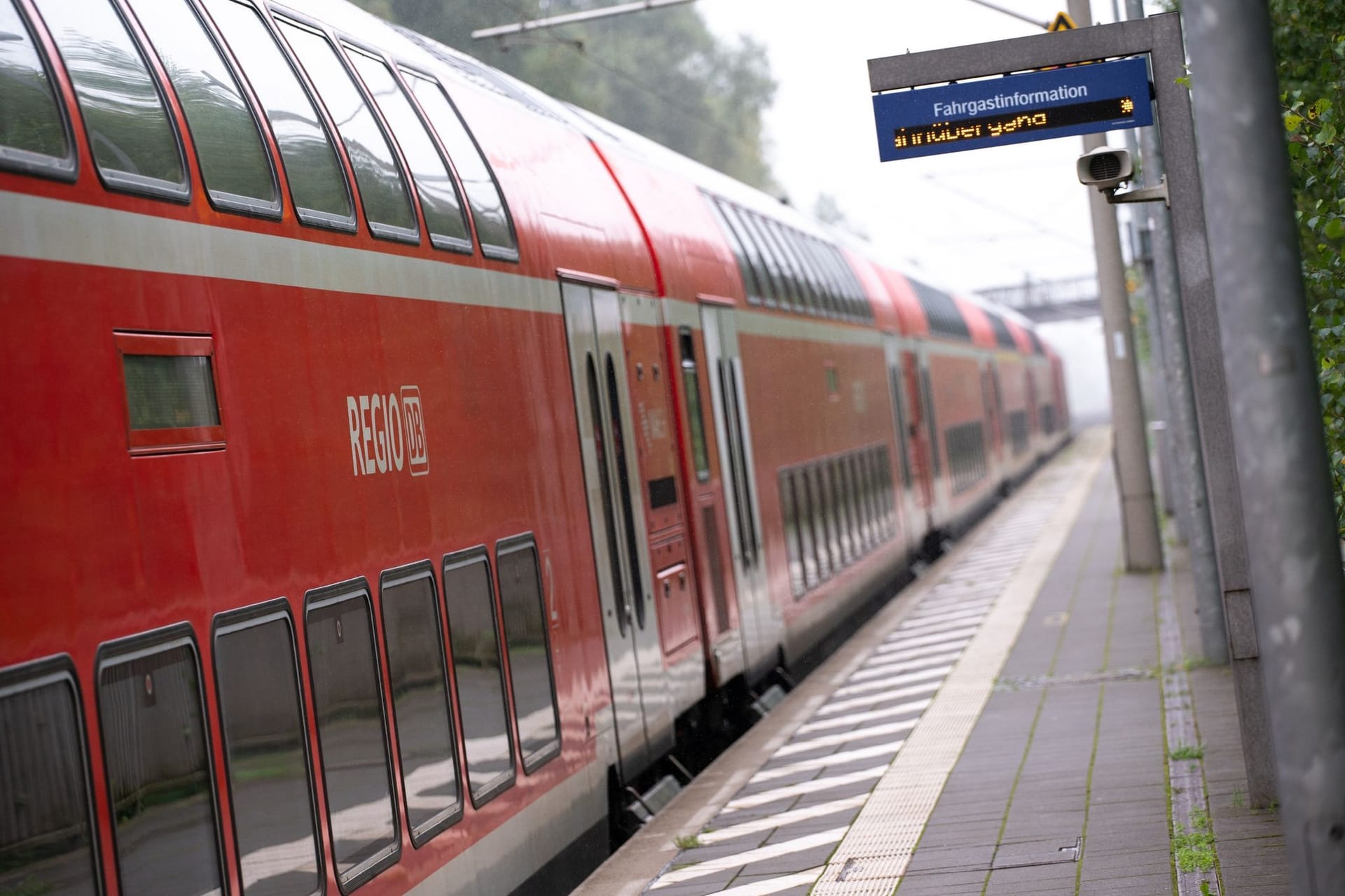 Ein doppelstöckiger Regionalzug der Deutschen Bahn fährt durch einen Bahnhof (Symbolfoto): In Köln-Mülheim kam es zu einem schockierenden Vorfall.