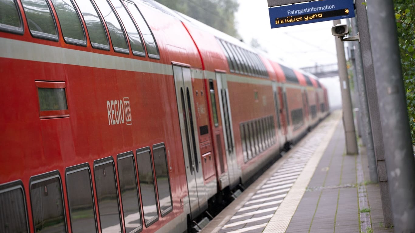 Ein doppelstöckiger Regionalzug der Deutschen Bahn fährt durch einen Bahnhof (Symbolfoto): In Köln-Mülheim kam es zu einem schockierenden Vorfall.