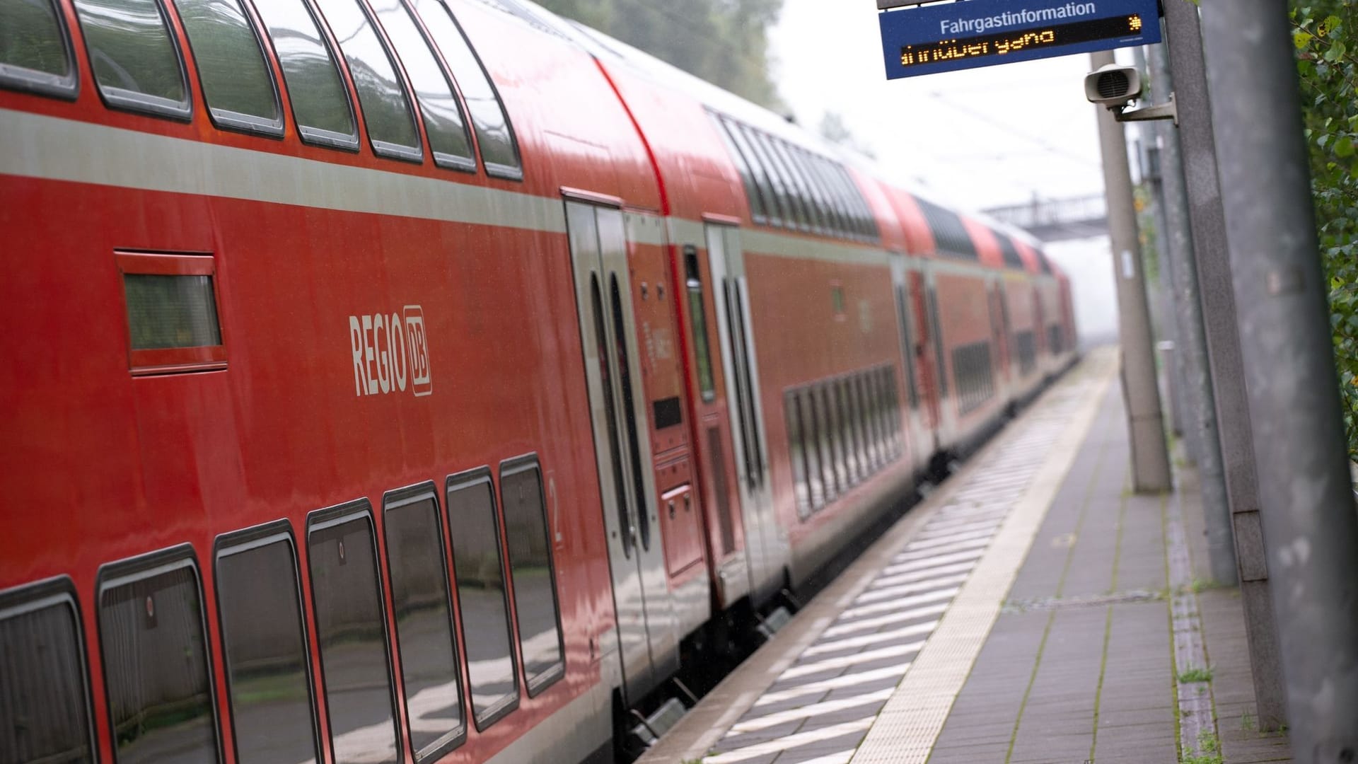 Ein doppelstöckiger Regionalzug der Deutschen Bahn fährt durch einen Bahnhof (Symbolfoto): In Köln-Mülheim kam es zu einem schockierenden Vorfall.