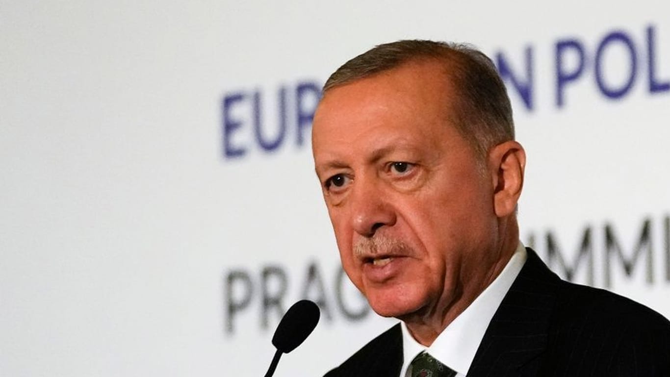 Recep Tayyip Erdoğan, Präsident der Türkei, spricht nach dem Treffen der Europäischen Politischen Gemeinschaft in Prag mit Medienvertretern.
