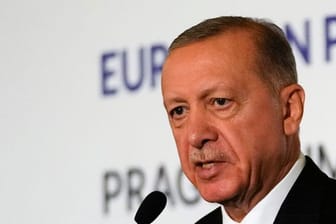 Recep Tayyip Erdoğan, Präsident der Türkei, spricht nach dem Treffen der Europäischen Politischen Gemeinschaft in Prag mit Medienvertretern.
