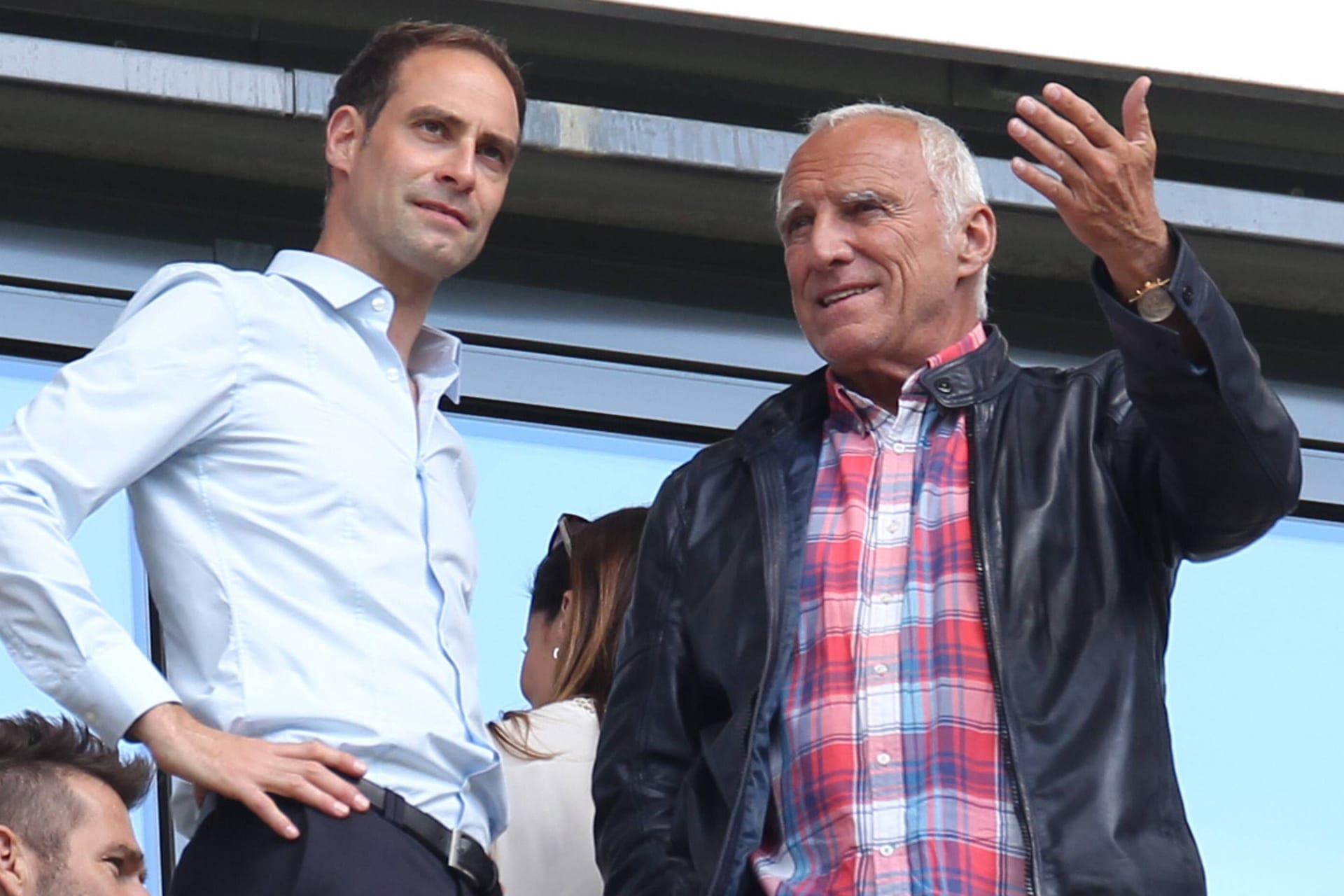 Dietrich Mateschitz (r.) 2016 neben RB-Leipzig-Geschäftsführer Oliver Mintzlaff: Im Fußball sorgte er mit seinen Investments für viel Unruhe.
