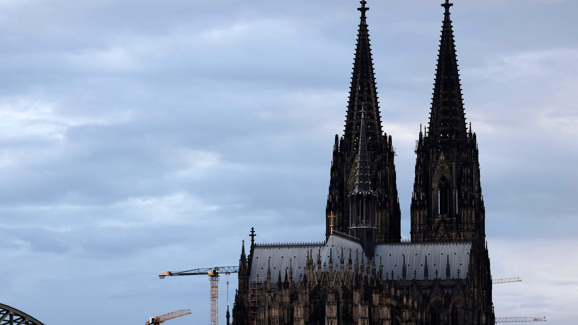 Der Kölner Dom (Archivbild): Das Erzbistum kündigte an, gut vorbereitet für unsichere Zeiten zu sein.