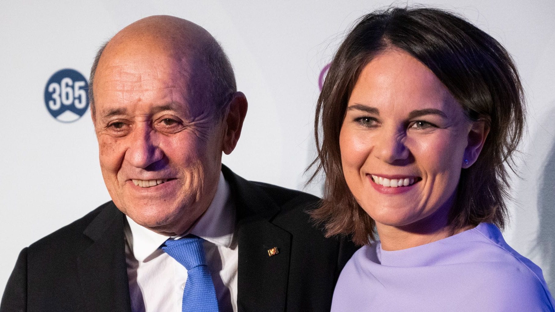 Jean-Yves Le Drian und Annalena Baerbock: Der ehemalige französische Außenminister hat die Laudatio für die aktuelle deutsche Außenministerin gehalten.