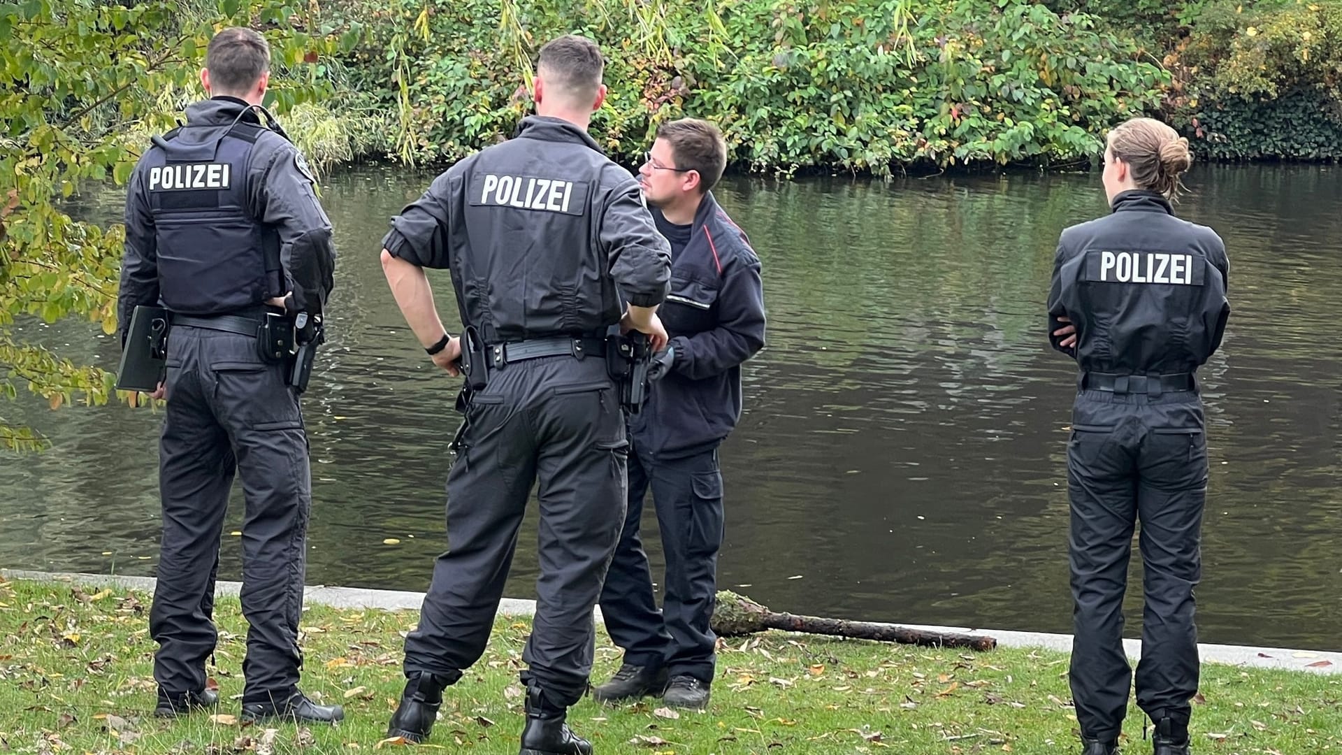 Die Panzerfaust-Granate: Eigentlich sollten E-Scooter aus dem Wasser geholt werden. Die Panzerfaust-Granate: Eigentlich sollten E-Scooter aus dem Wasser geholt werden.