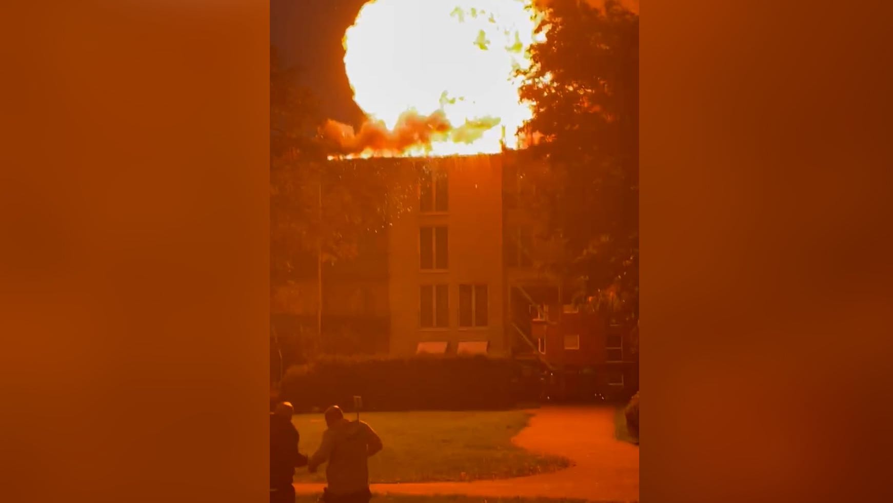 Explosion bei einem Brand in Hamburg: Glücklicherweise wurde nur eine Person durch Rauchgas verletzt. Explosion bei einem Brand in Hamburg: Glücklicherweise wurde nur eine Person durch Rauchgas verletzt.