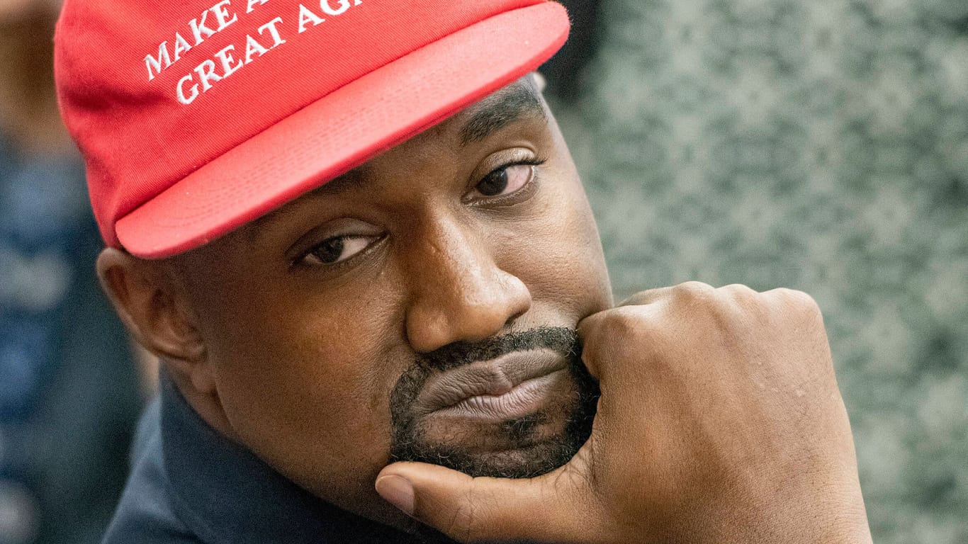 Kanye West: Der Rapper hegt Faszinationen für Adolf Hitler.