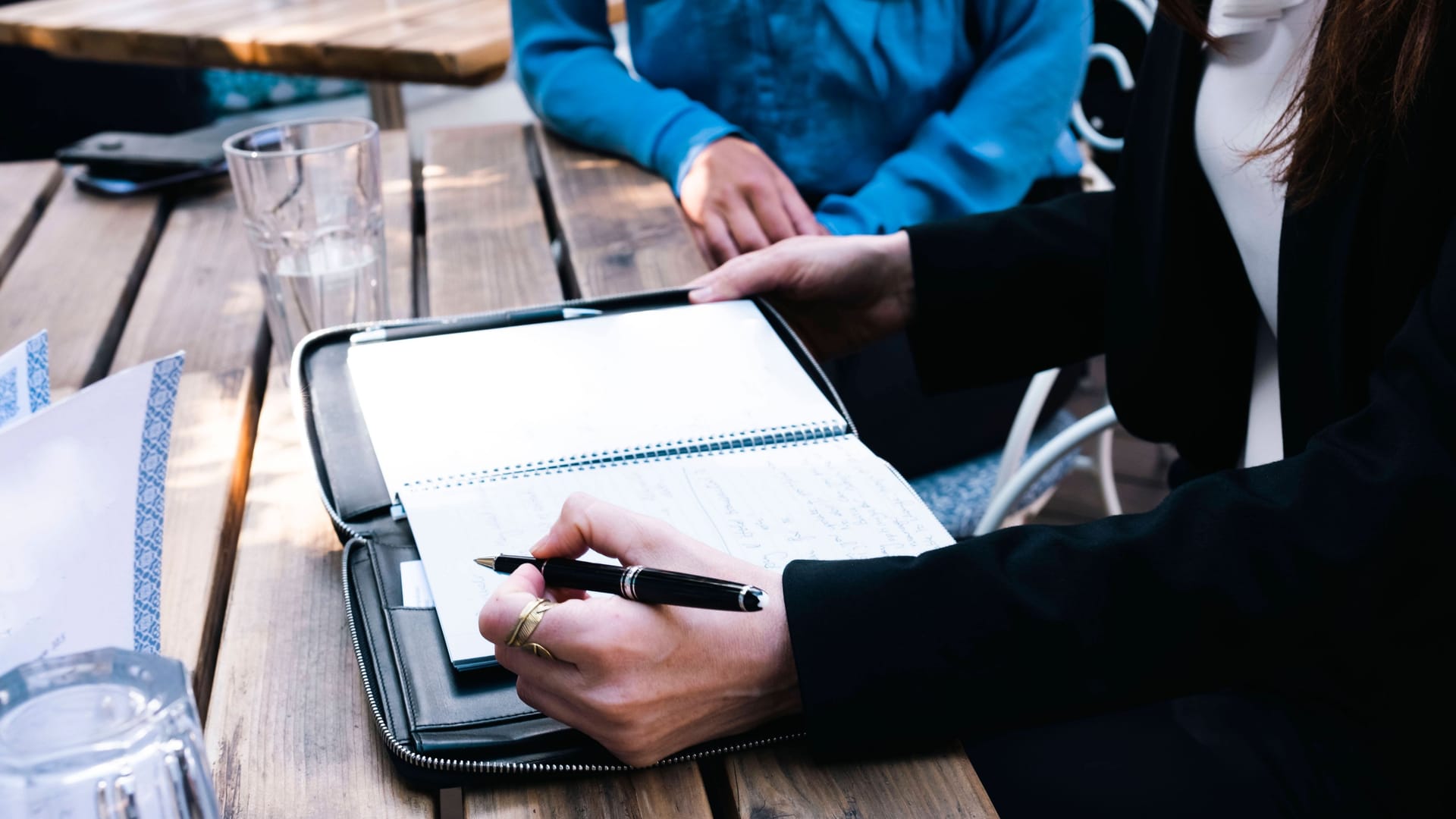 Businessfrau mit Kollegen: Die Arbeitslosenquote in Großbritannien liegt ein Prozentpunkt niedriger als vor dem Ausbruch der Corona-Pandemie. Businessfrau mit Kollegen: Die Arbeitslosenquote in Großbritannien liegt ein Prozentpunkt niedriger als vor dem Ausbruch der Corona-Pandemie.