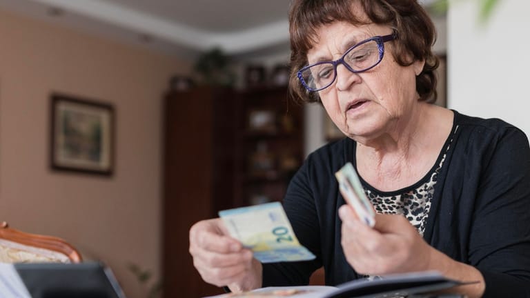 Rentnerin zählt Geld (Symbolbild): Durch die Energiepreispauschale rutschen einige Rentner in die Steuerpflicht.