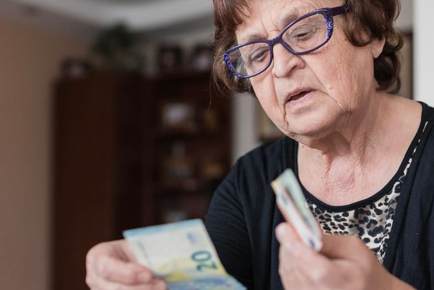 Rentnerin zählt Geld (Symbolbild): Durch die Energiepreispauschale rutschen einige Rentner in die Steuerpflicht.